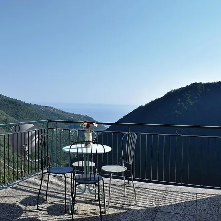 Casa Camelia Lago (Liguria)